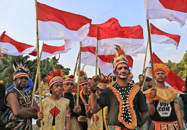 Damai Papua - Sejumlah warga Papua yang tinggal di Kota Solo bersama warga kota Solo menggelar aksi damai di Plaza Manahan menyerukan agar konflik di Papua segera usai, Senin (2/9). Dalam aksi tersebut, sejumlah warga Papua tersebut menyerukan bahwa Papua adalah bagian dari NKRI. 

