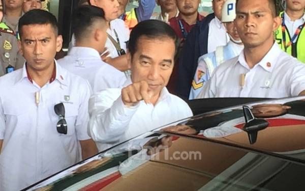 Presiden Joko Widodo menudingkan jarinya guna mengajak warga yang menunggunya di Bandara Supadio, Kalbar, Kamis (5/9) untuk foto bersama. 