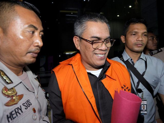 Bupati Muara Enim Ahmad Yani menggunakan rompi oranye usai menjalani pemeriksaan terkait Operasi Tangkap Tangan (OTT) di Gedung KPK, Jakarta, Selasa (3/9). Dalam OTT tersebut KPK menetapkan tiga orang tersangka yakni Bupati Muara Enim Ahmad Yani, Kepala Bidang Pembanguanan Jalan dan PPK Dinas Pekerjaan Umum Kabupaten Muara Enim Elfin Muhtar dan Pemilik PT Enra Sari (ES) Robi Okta Fahlefi serta barang bukti uang 35 ribu USD terkait kasus dugaan proyek di Dinas PUPR Kabupaten Muara Enim.