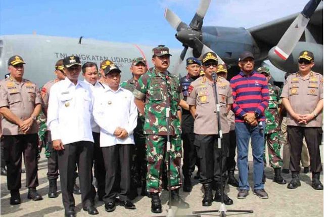 Kapolri Jenderal Pol. Tito Karnavian bersama Panglima TNI TNI Marsekal TNI Hadi Tjahjanto didampingi Wali Kota Jayapura, Wakil Wali Kota Jayapura, Wabup Jayapura, Wabup Keerom dan pejabat TNI-Polri memberikan keterangan pers di Lanud Silas Papare, Sentani Kabupaten Jayapura, Rabu (4/9). 

