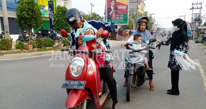PEMBERIAN MASKER: Pegawai Dinkes Tanjabbar membagikan 2000an masker ke pada masyarakat Kota Kuala Tungkal, Kamis (5/9) kemarin.

