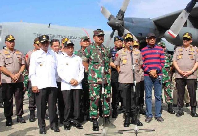 Kapolri Jenderal Pol. Tito Karnavian bersama Panglima TNI TNI Marsekal TNI Hadi Tjahjanto didampingi Wali Kota Jayapura, Wakil Wali Kota Jayapura, Wabup Jayapura, Wabup Keerom dan pejabat TNI-Polri memberikan keterangan pers di Lanud Silas Papare, Sentani Kabupaten Jayapura. 