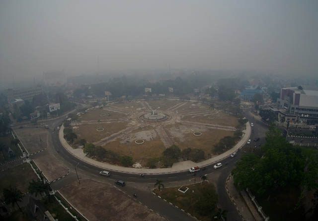 KEMBALI PEKAT: Kabut asap pekat kembali menyelimuti Kota Palangka Raya sepekan terakhir. Tampak kondisi kabut di kawasan bundaran besar, Jumat (6/9) sekitar pukul 11.22 WIB. 