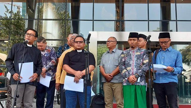 Para pemuka agama mendatangi gedung KPK, Selasa (10/9). Para pemuka agama yang terdiri dari perwakilan agama Islam, Nasrani, Hindu, Budha, dan Konghucu mendesak Presiden Joko Widodo (Jokowi) untuk tidak mendukung tindakan-tindakan pelemahan upaya pemberantasan korupsi, termasuk di dalamnya pelemahan KPK. 