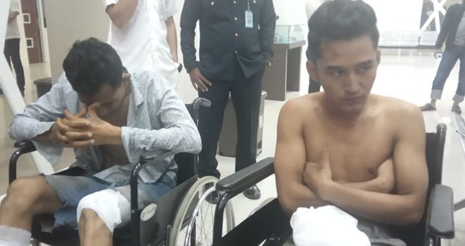 Berusaha melarikan diri saat akan ditangkap, dua orang pelaku pembuhuh Fikri terpaksa ditembak Polisi pada bagian kaki.

