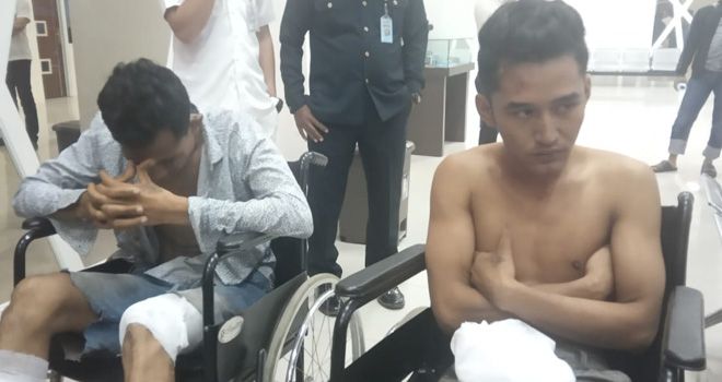 Berusaha melarikan diri saat akan ditangkap, dua orang pelaku pembuhuh Fikri terpaksa ditembak Polisi pada bagian kaki.

