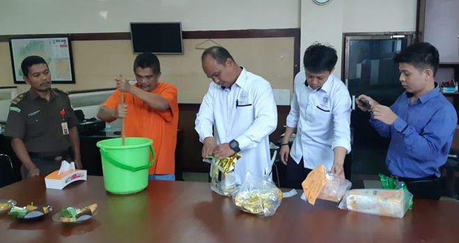 Ditresnarkoba Polda Jambi memushankan sabu seberat 2 Kg dan 1981 butir ektasi dengan cara di blender kemudian dibuang ke dalam Water Closed.

