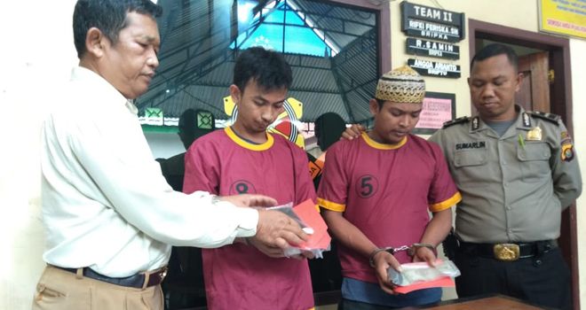 Dua sekawan spesialis jambret yang sering beraksi di kawasan Jelutung akhirnya ditangkap Polisi, setelah melakukan 13 aksi jambret.

