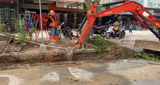 Imbas dari alat berat sedang mengeruk rencana pembangunan drainase di kawasan Pasar Sarolangun, membuat pipa PDAM yang memasuk air ke rumah warga rusak.


