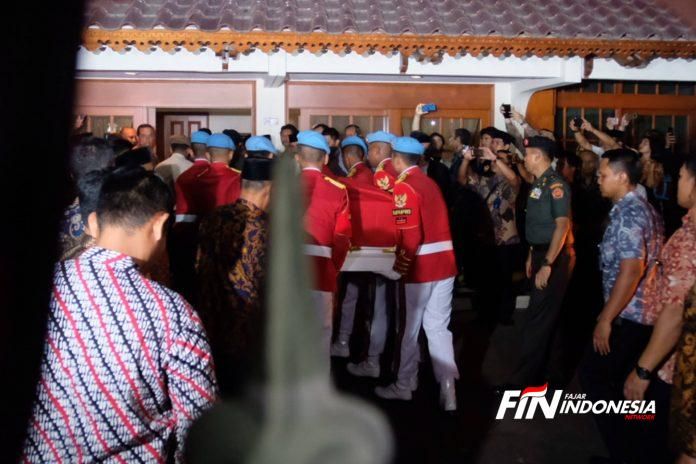 Mobil Jenazah tiba rumah duka pukul 20.00wib di kawasan Kuningan, Jakarta, (11/9). Bacharuddin Jusuf Habibie berpulang sekira pukul 18.00 WIB di RSPAD Gatot Soebroto. 