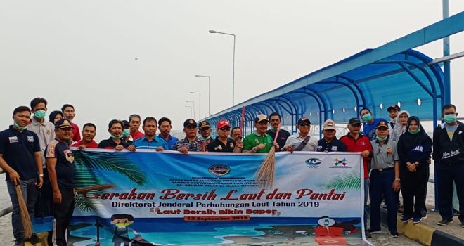  Kantor Kesyahbandaran Dan Otoritas Pelabuhan (KSOP) kelas IV kualatungkal mengelar Bersih laut dan Pantai di wilayah pantai Tanjab Barat Kamis (12/9) siang.