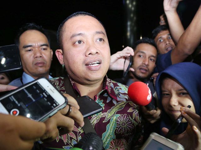 Asisten Pribadi Mempora Miftahul Ulum saat keluar dari Gedung KPK pada Rabu (11/9) malam.