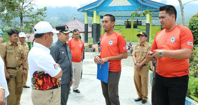 Bupati Kerinci H. Adirozal, didampingi Kadispora Kerinci, saat meninjau jalan yang akan menjadi jalur balap sepeda nasional.


