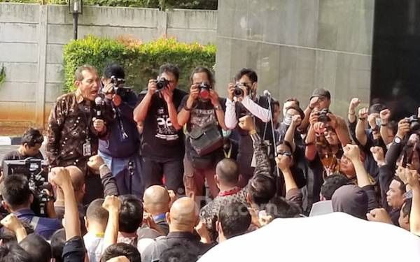 Wakil Ketua KPK Saut Situmorang (memegang mikrofon) saat berorasi untuk menolak revisi UU KPK di Jakarta, Jumat (6/9). 