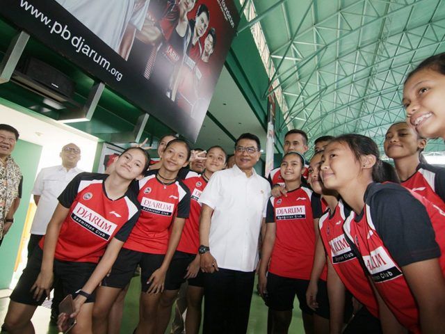 MELIHAT ATLET DAN MESS DJARUM: Dewan penasehat PB Djarum Yan Hariyadi bersama Kepala Staf Kepresidenan Moeldoko staf kepresidenan dan Direktur Program direktor Bhakti Olahraga Djarum Yoppy Rosimin saat berbincang dengan atlet hasil audisi badminton di Gor Djarum, Jati, Kudus, Jawa Tengah, kemarin. 

