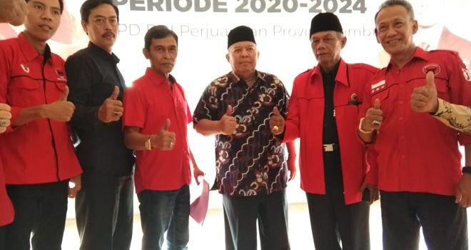 Bupati Tanjabbar Safrial resmi mendaftarkan diri dalam penjaringan yang dilakukan DPD PDIP Provinsi Jambi yang berlokasi di Jalan H Kamil, Kelurahan Pasir Putih, Jambi Selatan.