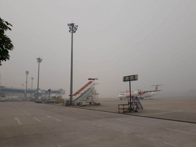Kondisi bandara Sultan Syarif Kasim II diliputi asap saat pagi, beberapa penerbangan ditunda karena buruknya cuaca, Jumat (13/9). 