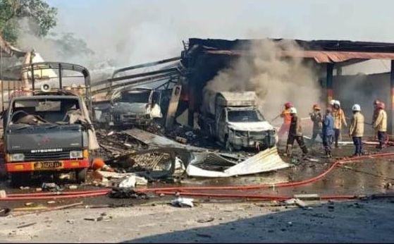 Ledakan yang terjadi di Gudang amunisi di Jeblug, Srondol, Semarang, Jawa Tengah, Sabtu (14/9).