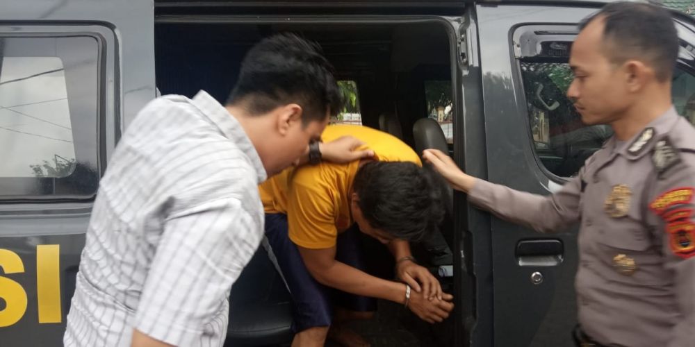 Yanto, tersangka pencuri mesin kompresor AC di sebuah kontrakan kosong saat digelandang petugas kepolisian.