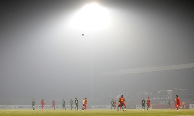 Asap tebal menyelimuti Stadion Tuah Pahoe, Palangka Raya, saat pertandingan Liga 1 2019 antara Kalteng Putra melawan Persebaya, kemarin (13/9). 