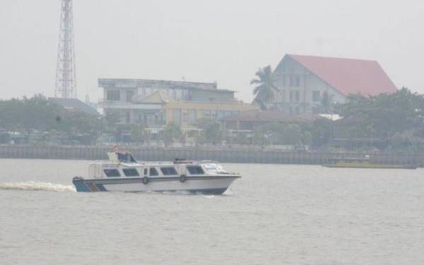 Kabut asap juga menganggu jarak pandang kapal yang akan berlayar. 