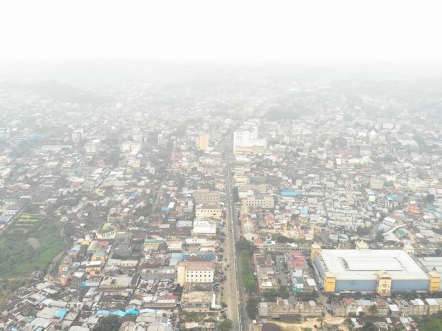 SEMAKIN PARAH: Kabut asap semakin parah di Kota Tarakan mengakibatkan sejumlah penerbangan tertunda, kemarin (14/9). 