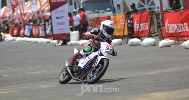 Valentino Rossi geber Honda Sonic.