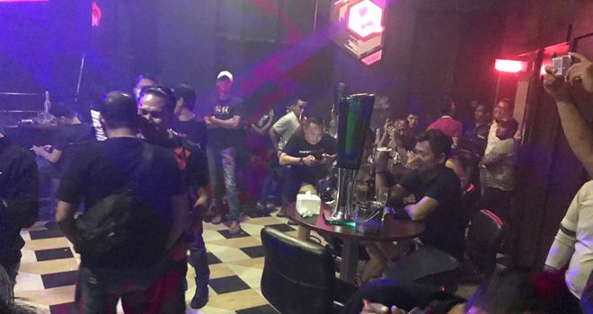 Petugas dari Ditreskrimum Polda Jambi saat mendatangi salah satu tempat hiburan malam di Kota Jambi, Sabtu (14/9) sekitar pukul 22.00 WIB hingga dinihari
