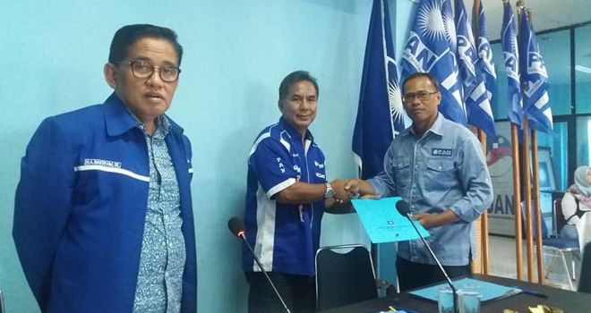 Sekretaris DPD PAN Kota Jambi, Widodo (kanan menyerahkan berkas penjaringan calon kada kepada DPW PAN Provinsi Jambi.

