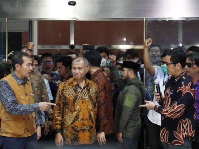 Ketua KPK Agus Rahardjo didampingi para Wakil Ketua KPK Saut Situmorang dan Laode M Syarif serta Juru Bicara KPK Febri Diansyah bersiap memberikan keterangan pers di kantor KPK, Jakarta, Jumat (13/9). KPK menyerahkan mandat pengelolaan lembaga antirasuah ini ke Presiden Joko Widodo sebagai respons atas polemik revisi UU KPK. 

