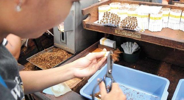 Ilustrasi. Cukai rokok yang naik sekitar 23 persen pada 2020 diharapkan bisa memberikan dampak pada penurunan remaja yang aktif merokok.
