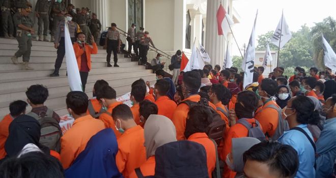 Massa yang terdiri dari Mahasiswa Universitas Jambi dari berbagai BEM Fakultas dan salah satu NGO lingkungan hidup ini, terus menyuarakan aksinya untuk pemprov.