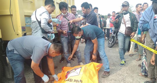 Sopir truk yang ditemukan tewas dalam kendaraanya yang terparkir di area SPBU Muara Tembesi.

