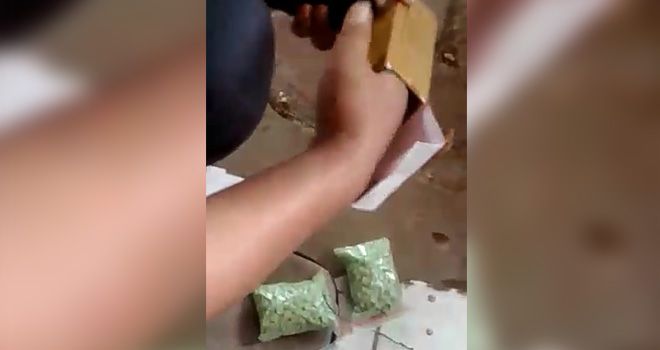 Penyelundup ratusan pil ekstasi yang ditangkap oleh Satres Narkoba Polresta Jambi saat akan membawanya menuju Palembang menggunakan bus angkutan antar provinsi.

