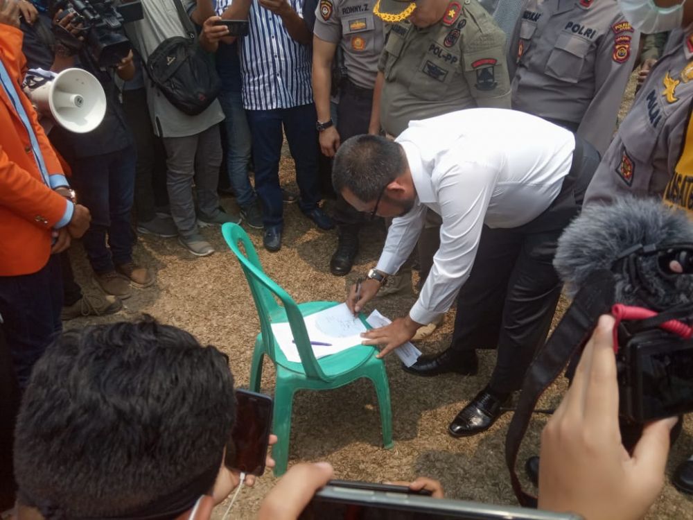 Massa Aliansi Peduli Karhutla dan Kabut Asap (APKKA) memaksa perwakilan Pemprov Jambi menandatangi kesepakatan percepatan penanganan Karhutla. 