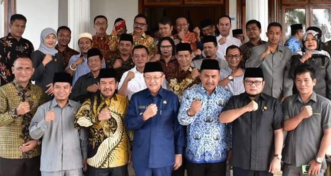 Usai coffe morning, Bupati Sarolangun Drs. Cek Endra, fto bersama dengam anggota DPRD Sarolangun, Selasa (17/9).


