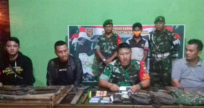 Selasa malam (17/9), Dandim 0420/Sarko Letkol. Kav Rohyat Happy Ariyanto menggelar jumpa pers di Koramil Kota Sarolangun.

