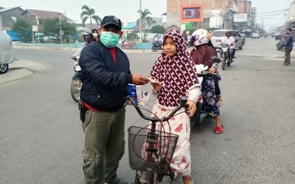 Relawan Rendra Anggota DPRD Provinsi Bagi Bagi 2000 Masker.
