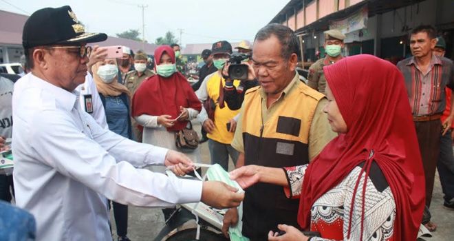 Gubernur Bagikan 5 Ribu Masker Kepada Masyarakat dan Pedagang Angso Duo.