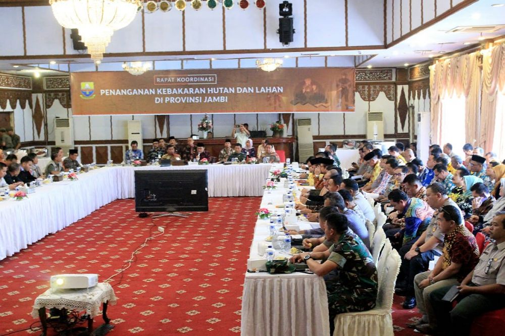 Rapat koordinasi penanganan karhutla (19/9). Bertempat di aula Rumah Dinas Gubernur Jambi.