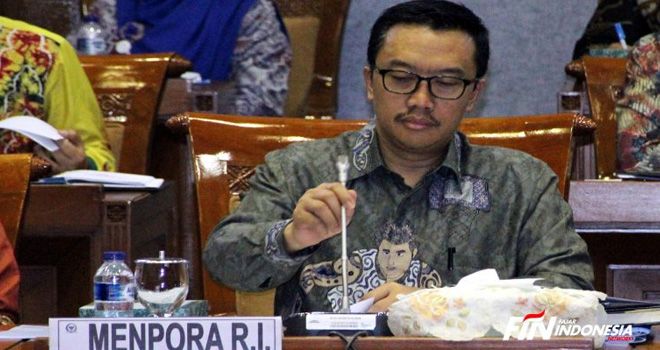 Menteri Pemuda Dan Olaraga RI, Imam Nahrawi (tengah) didampingi Sesmenpora Gatot S Dewa Broto (kiri) mengikuti rapat kerja (Raker) dengan Komisi X DPR di Kompleks Parlemen, Senayan, Jakarta, Selasa (25/6/2019).