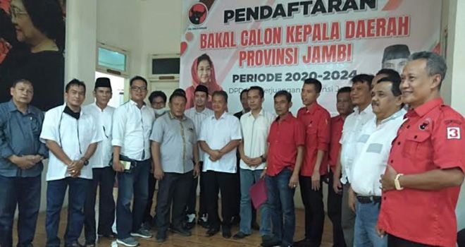 Bupati Al Haris menyerahkan formulir penjaringan partai berlambang banteng, Jumat (20/9).