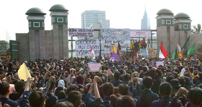 Mahasiswa yang tergabung dalam berbagai kampus saat melakukan aksi di depan gedung DPR, Jakarta, Kamis (19/9/2019). Dalam aksinya mereka menolak UU KPK yang telah disahkan oleh DPR.