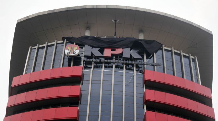 Sejumlah Pegawai KPK menggelar aksi dengan cara menutup logo KPK di gedung Merah Putih, Jakarta Selatan, Minggu (8/9/2019).
