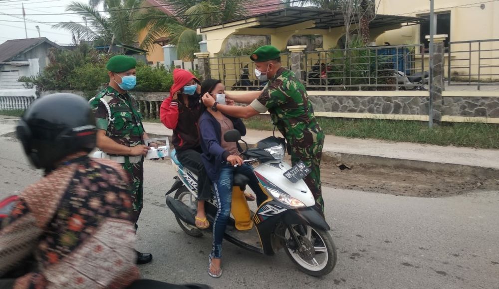 Kodim 0419/ Tanjab Bagikan Masker Kepada Masyarakat.

