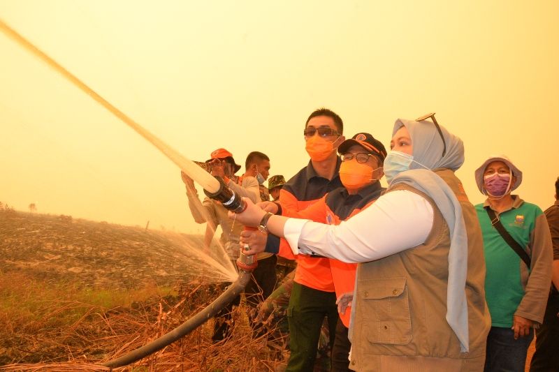 Gubernur Jambi, Fachrori Umar, meninjau kebakaran hutan dan lahan (Karhutla) di areal PT Bara Eka Prima (BEP), di Desa Puding dan PT Pesona Belantara Persada Kecamatan Kumpeh Ilir, Kabupaten Muaro Jambi, Jumat (20/9).