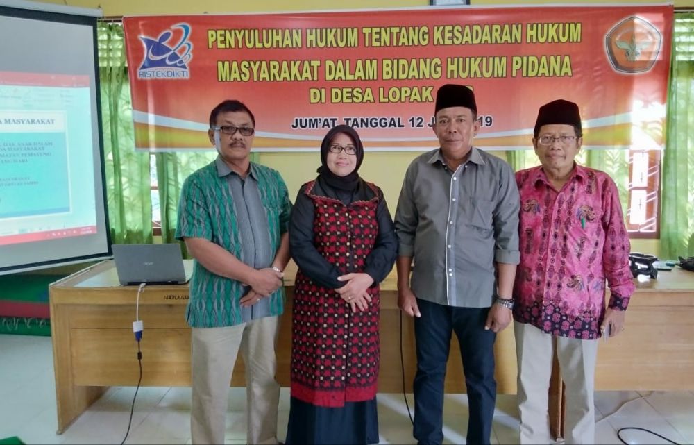 Kepala Desa Lopak Aur Bpk Abdurroni bersama Tim Penyuluhan Hukum dari Program Magister Ilmu Hukum Unja.