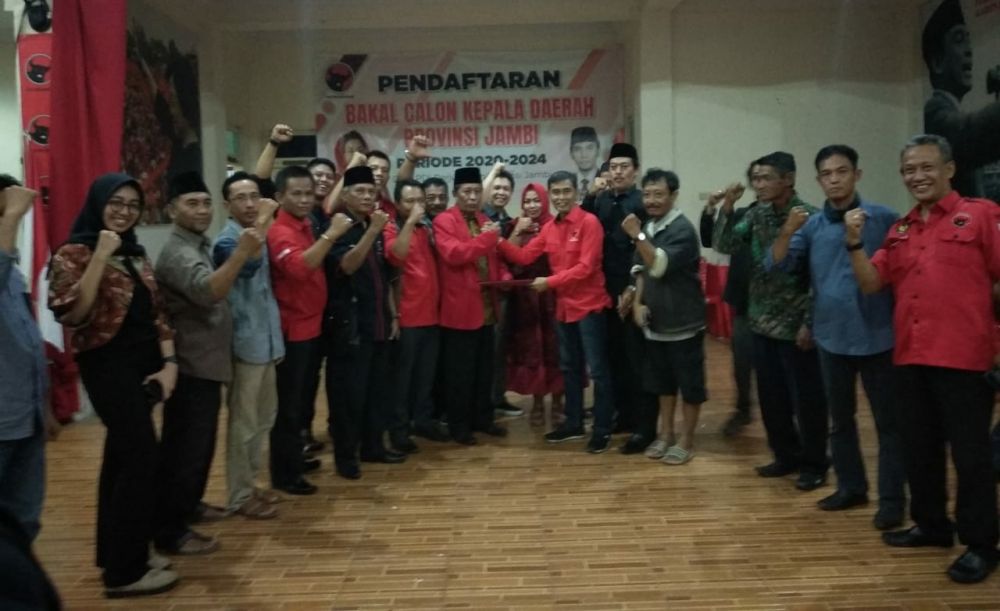 Abdullah Sani saat langsung menyerahkan formulir pendaftaran.