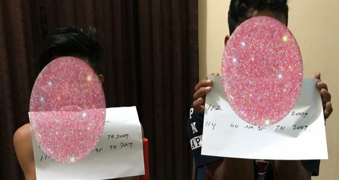 Dua remaja yang diduga sebagai bandar sabu diamankan petugas.

 