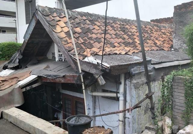 Bangunan tua dan usang yang lebih pas disebut rumah reyot milik Lies tetap bertahan di tengah himpitan bangunan-bangunan apartemen megah Thamrin Executive Residence. Rumahnya tersebut menjadi satu-satunya yang masih bertahan di kawasan tersebut.
